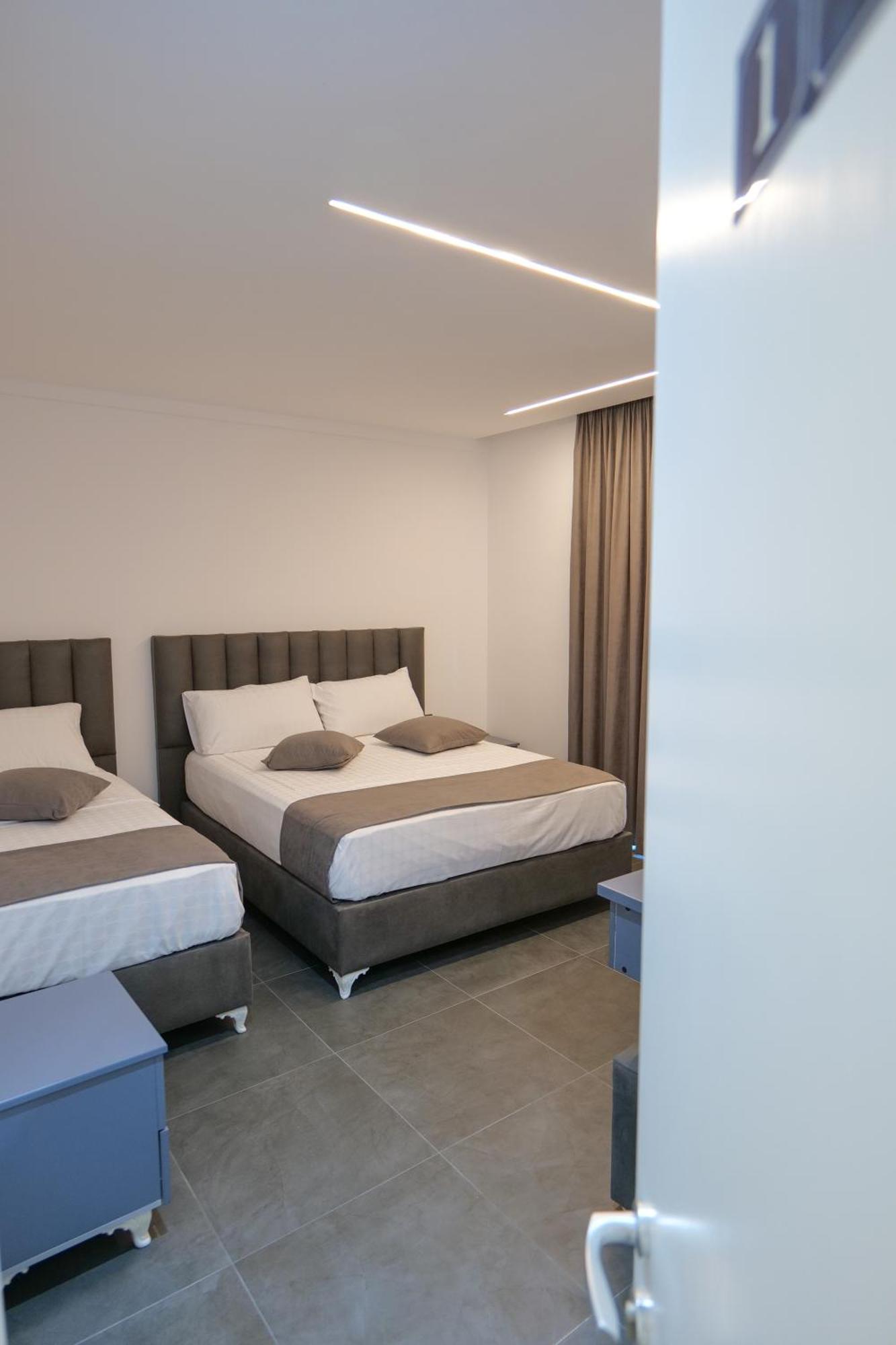 Hotel Celaj Vlorë Екстериор снимка