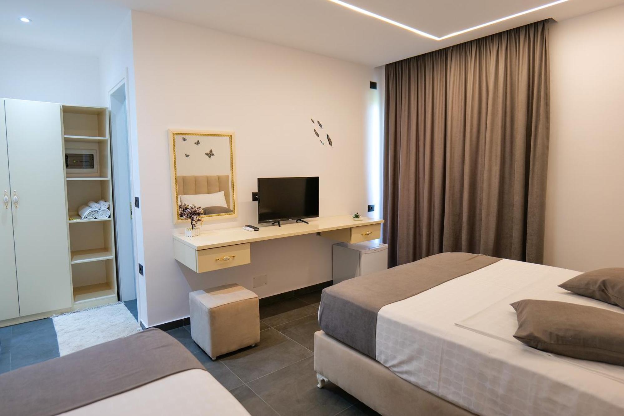 Hotel Celaj Vlorë Екстериор снимка