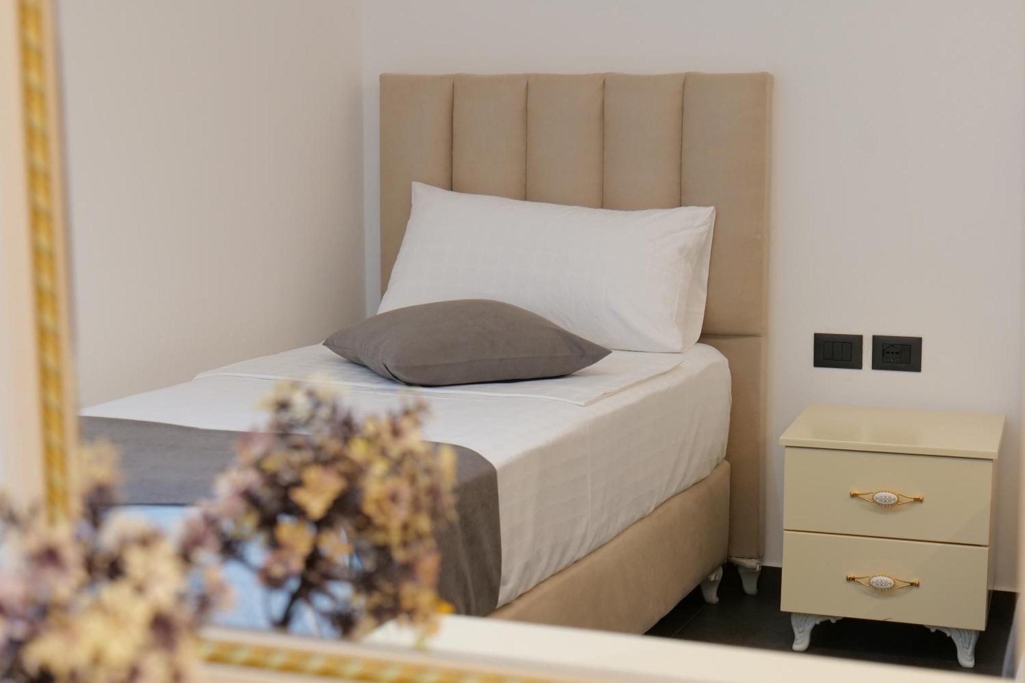 Hotel Celaj Vlorë Екстериор снимка