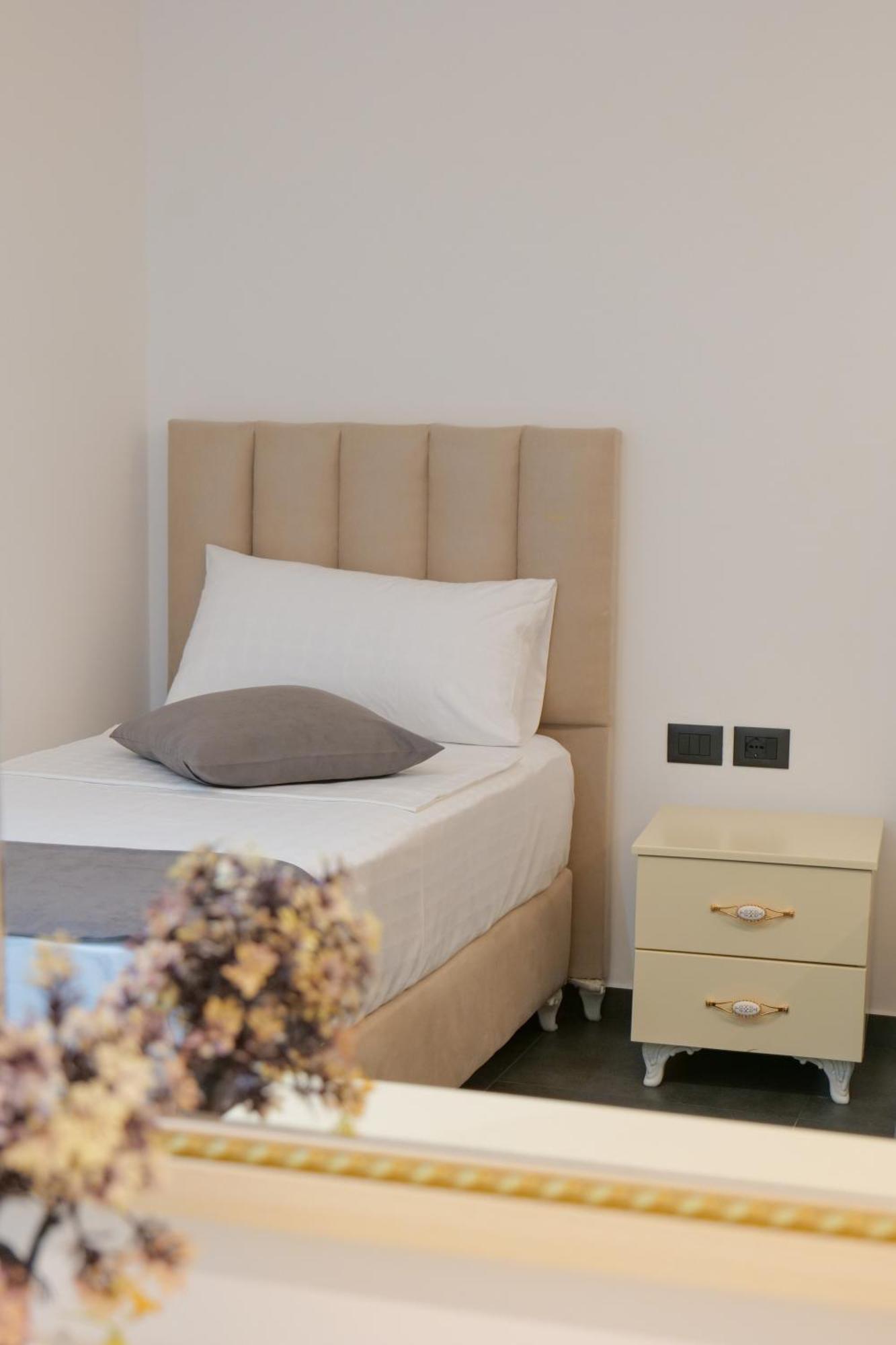 Hotel Celaj Vlorë Екстериор снимка