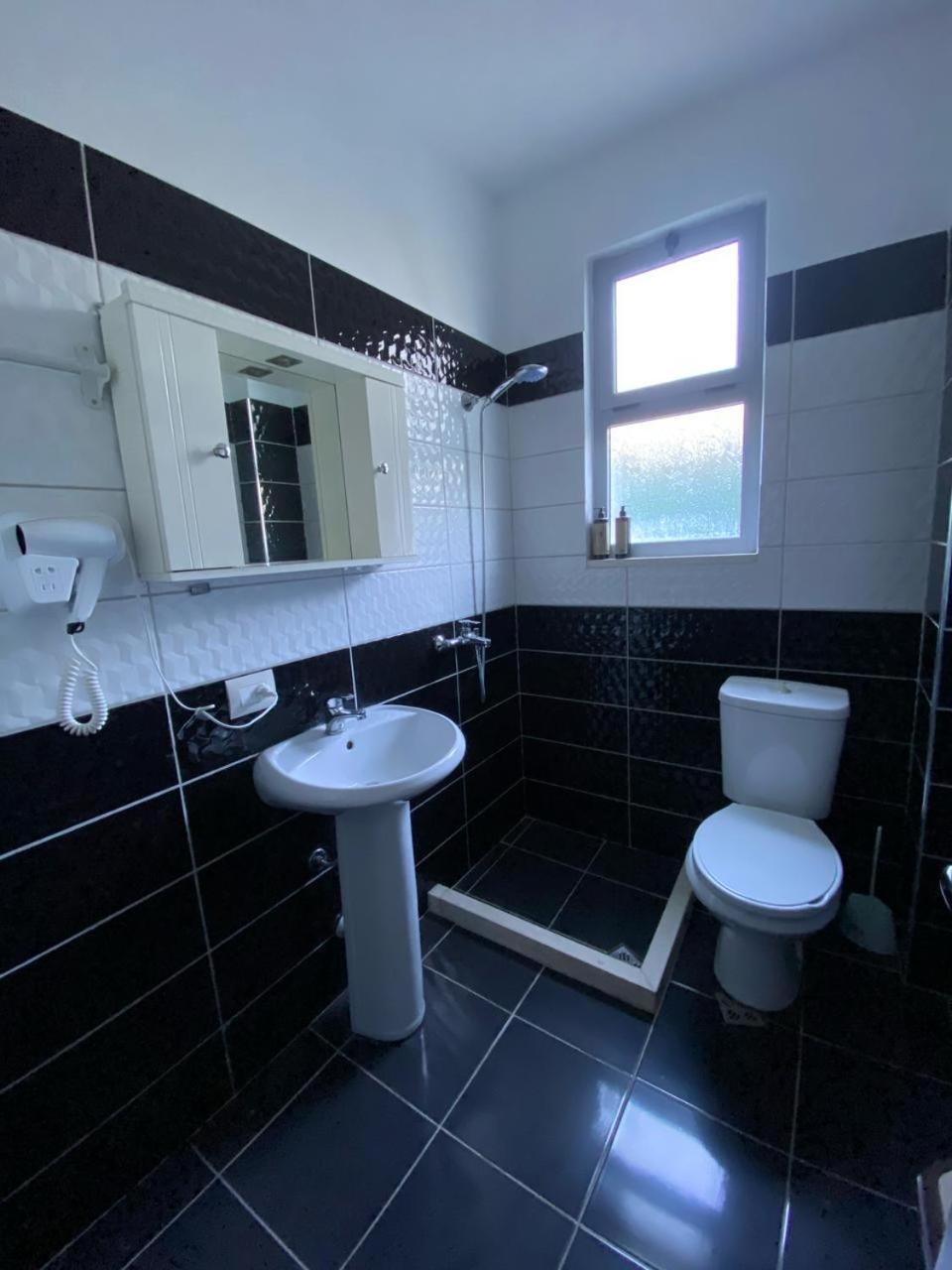 Hotel Celaj Vlorë Екстериор снимка